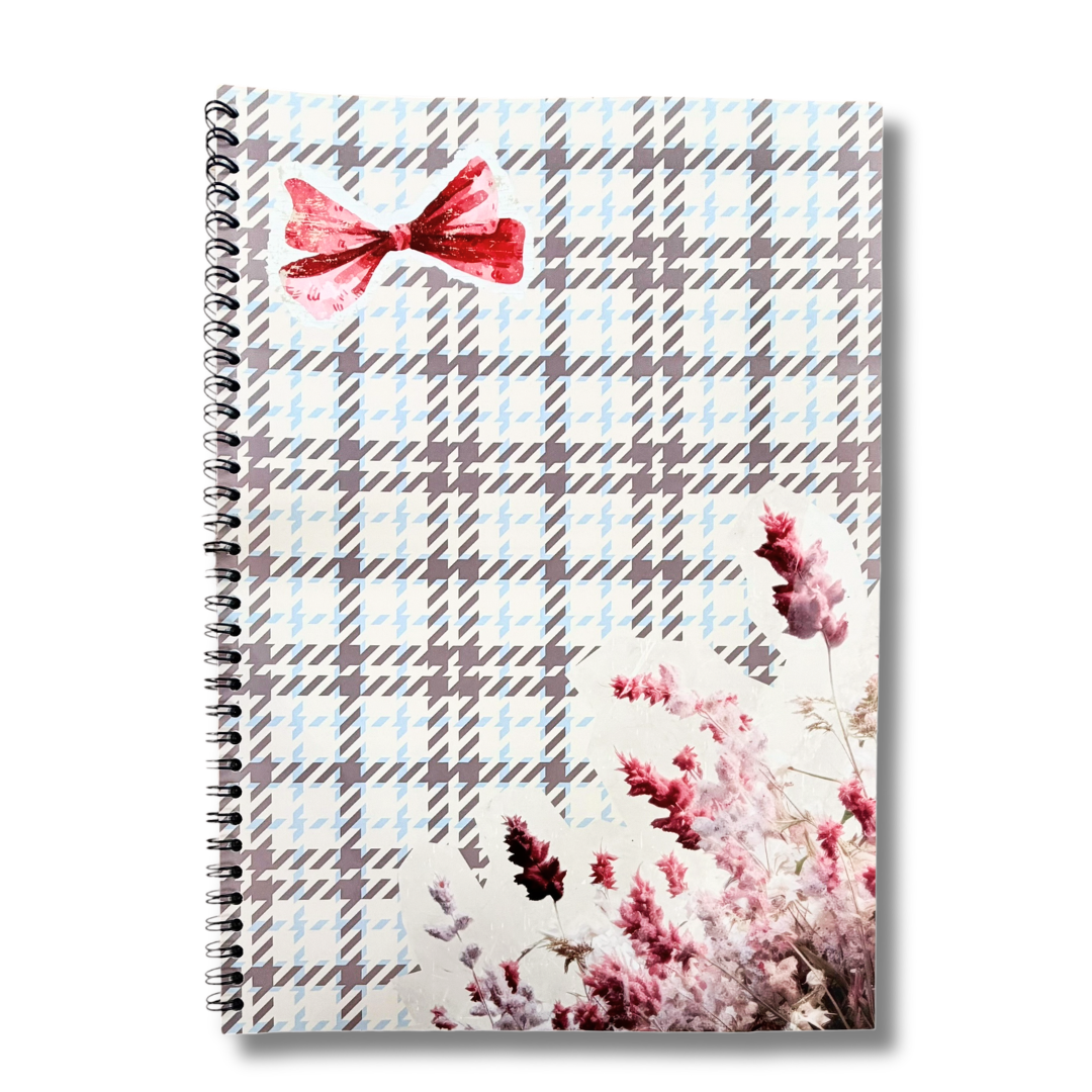Caiet cu foi velină floral chic de la Aramnotes, copertă cu design elegant și detalii florale, pentru notițe și schițe.